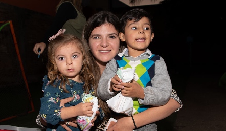  Sonia Moreno con sus hijos Julia y Joel Navarro.