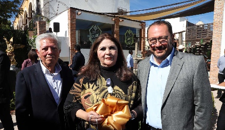  José González, Elia Guadalupe Villegas y Armando Rangel.