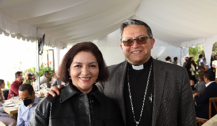  Lulú Villegas y Obispo Víctor Alejandro Aguilar.