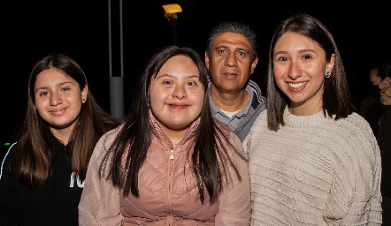  Andrea Sofía Chávez, Mónica Chávez, José Luis Chávez y Sara Chávez. 