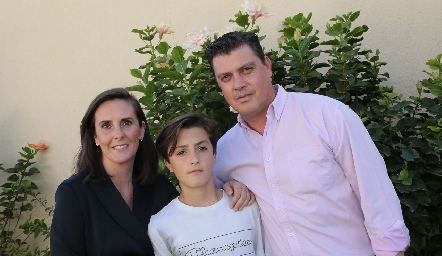  Paola Meade y Rolando Muñoz con su hijo Emiliano.