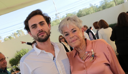  José Miguel Morales Meade con su abuela Paty del Peral.