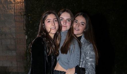  Julia Morales, Camila Bárcena y Clau Torres.