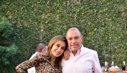 Liz Stevens y Edgar Saldaña.