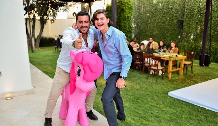  Emilio Gómez y Diego Bárcena con la piñata.