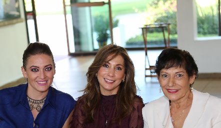  Anel Flores, Silvia Tapia y Rosa María de Chavarria.