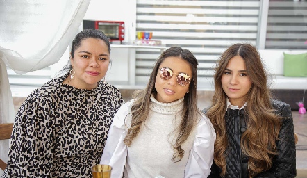  Martha Acevedo, Sofía Villegas y Mayte De Antuñano.