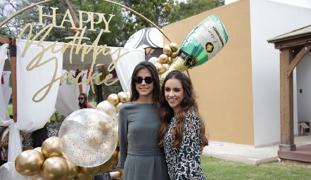  Ximena Castillo y Jackie de la Garza.
