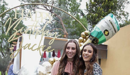  Paty Dantuñano y Jackie de la Garza.