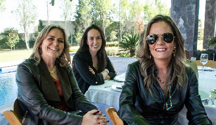 Martha Malo, Ximena Burberg y Anuschka Meade.