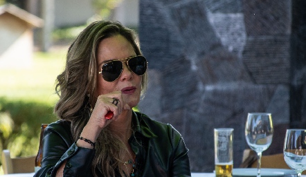  Anuschka Meade.
