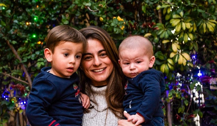  Verónica Romero con sus hijos Ángel y Emilio.