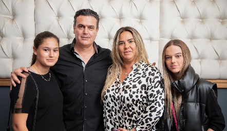 Familia Fernández Benavente: Macarena, Wicho, Daniela y Danna.