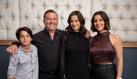 Familia Gómez Galarza: Rodrigo, Rodrigo, Mónica y Lorea.