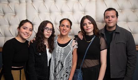 Carlota y Xaviera Nava, Nancy Puente, Renata Nava y Francisco Alonso.