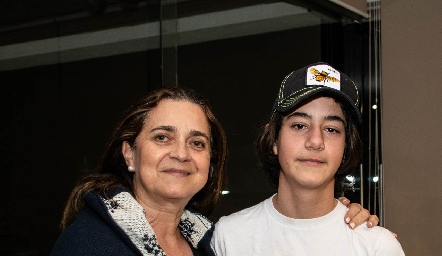  Paulo con su madrina Cristina Alcalde.