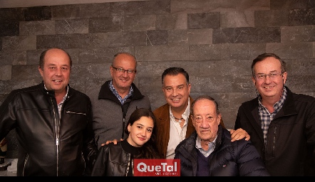  Natalia con sus tíos y su abuelo.