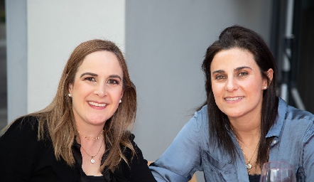Ariadni Stavros y Yolanda Pérez.