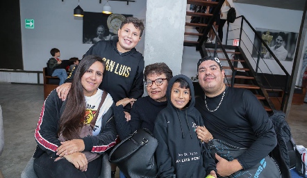  Karla Sánchez, Iker Antonio Medina, Luz María Jiménez, Antonio Medina y Ian Carlo Medina.