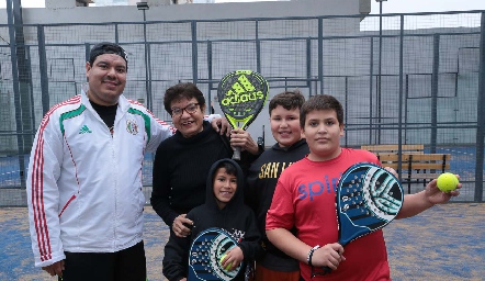  Antonio Medina, Luz María Jiménez, Ian Carlo Medina y Iker Antonio Medina.