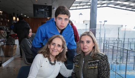  Jurguen, María Elena Martínez y Carla Saucedo.