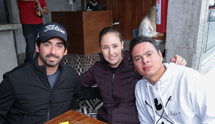 Mauricio Gómez, María Paula Hernández y Esteban Meade.