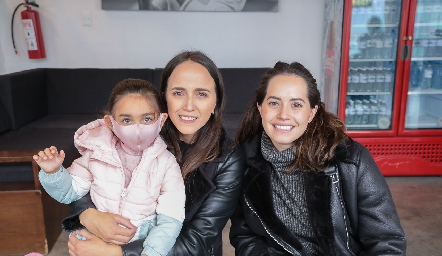  Paula Sánchez Hidalgo, Caren Castillo y Alejandra Salinas.