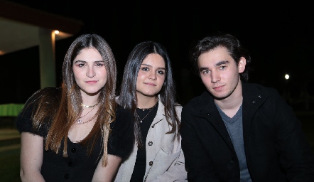  Daniela Velasco, Julia Meade y Rodrigo Zamorano.