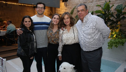  Familia Esparza González: Paulina Valle, Carlos y Tamara Esparza, Paty González y Carlos Esparza.