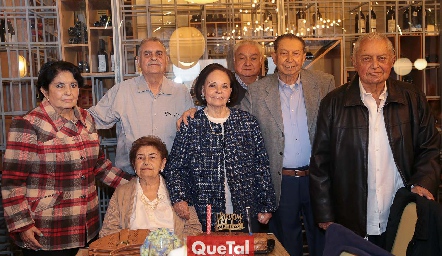 Coco Espinosa con sus hermanos.
