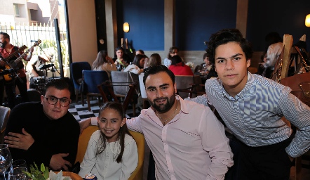  Emiliano Portillo, María Leos, Quique Portillo y Sebastián Leos.