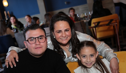  Emiliano Portillo, María Leos y Coco Leos.