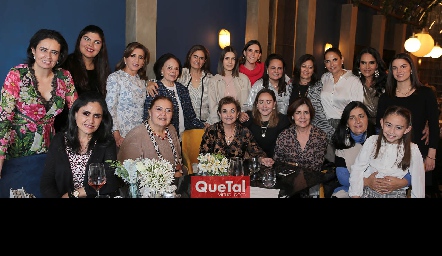 Coco Espinosa de Leos celebrando su cumpleaños con su familia.