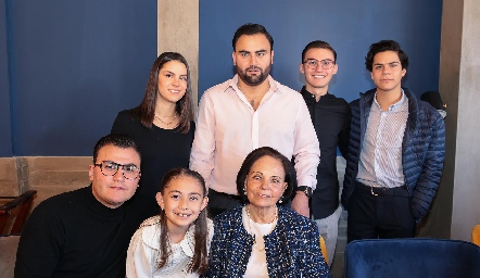  Coco Espinosa de Leos con sus nietos: Paty, Quique, Santiago, Sebastián, Emiliano y María.