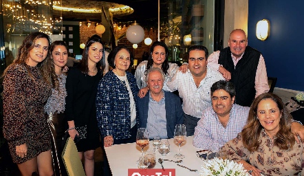  PAty, Paty, Paty, Coco y Coco Leos, Elías Dip, Juan José Leos, Quique Portillo, Paco y Paty Leos.
