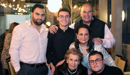  Quique Portillo, Santiago Portillo, Toñita Portillo, Coco Leos, Quique Portillo y Emiliano Portillo.