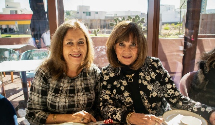  María Antonia y Marta García Compean.