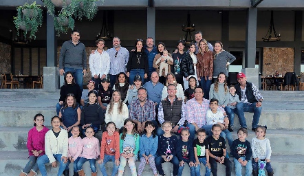 Los Good Boys con sus familias.