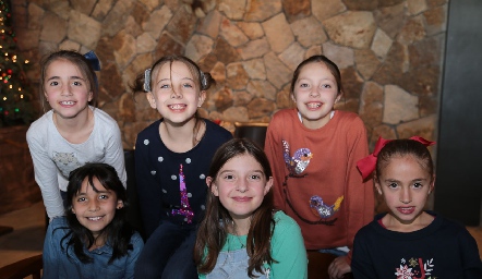  Cristina, Emilia, Natalia, Danny, Sofía y Luciana.