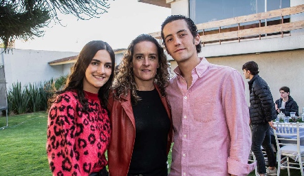  Fernanda García con sus hijos María Emilia y Mauricio Cohen.