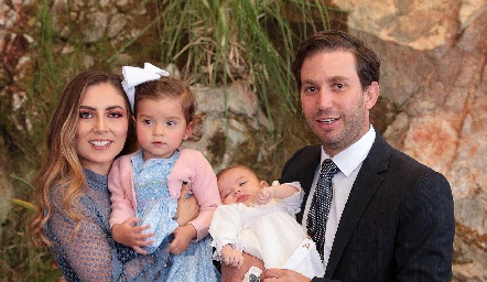  Elizabeth Treviño y Andrés Torres con sus hijos: Paula y Andrés.
