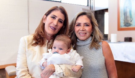  Mónica Hernández y Elizabeth Báez con su nieto Andrés.
