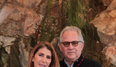 Mónica Hernández y Miguel Torres con su nieto Andrés.
