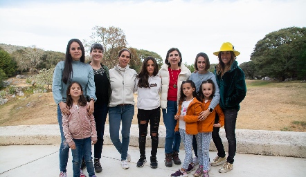 Olga Mercado de Aranda con sus hijas y nietas.