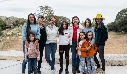 Olga Mercado con sus hijas y nietas.