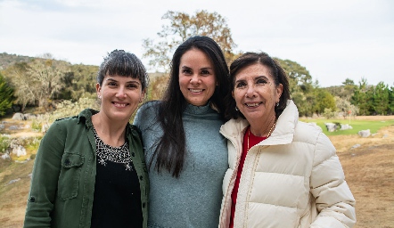 Chaya y Lorena Aranda con su mamá Olga Mercado.