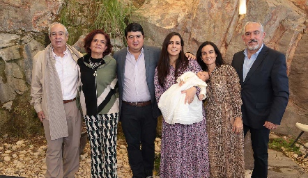  María con sus papás y sus abuelos: Rolando Domínguez, Cape Silos,  Rolando Domínguez, María Berrueta, Carmen Zapata y Enrique Berrueta.