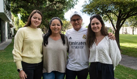  Familia Aldrett Álvarez: Marisol, Claudia, Jorge y Paulina.