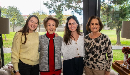Las cumpleañeras con sus abuelas, Marisol Aldrett, Laura Muñiz, Pau Aldrett y Martha Lee.