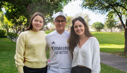  Jorge Aldrett con sus hijas Marisol y Pau.